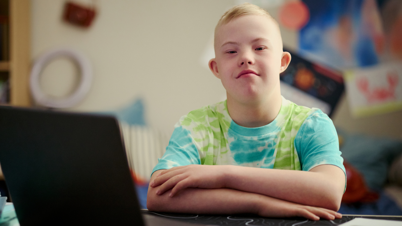 Νεαρό άτομο με νοητική αναπηρία μπροστά σε laptop